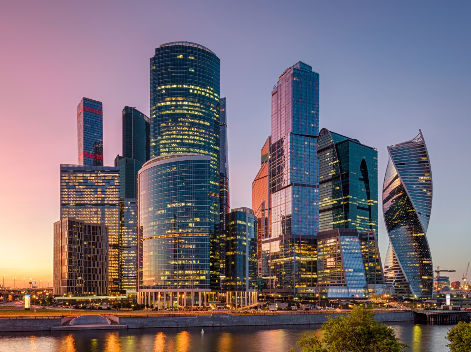 Панорама Москва‑Сити на закате, современные небоскрёбы и отражение в воде