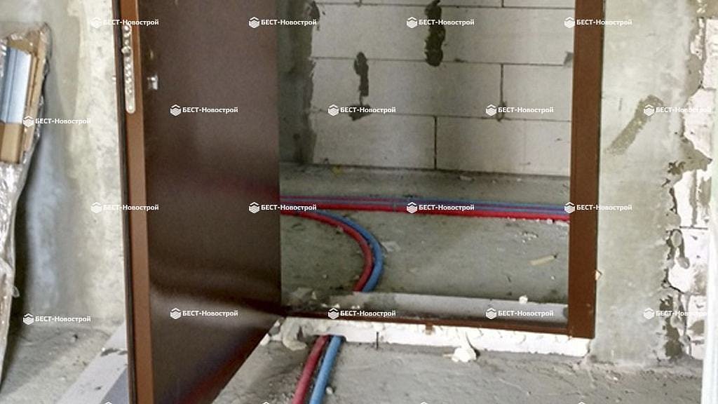 ЖК Город на реке Тушино 2018 / Ход строительства / Квартал 1, монтаж входных металлических дверей в квартирах